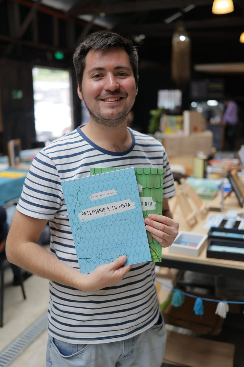 Mauricio Urrutia Varela con los libros Patrimonio a tu Pinta